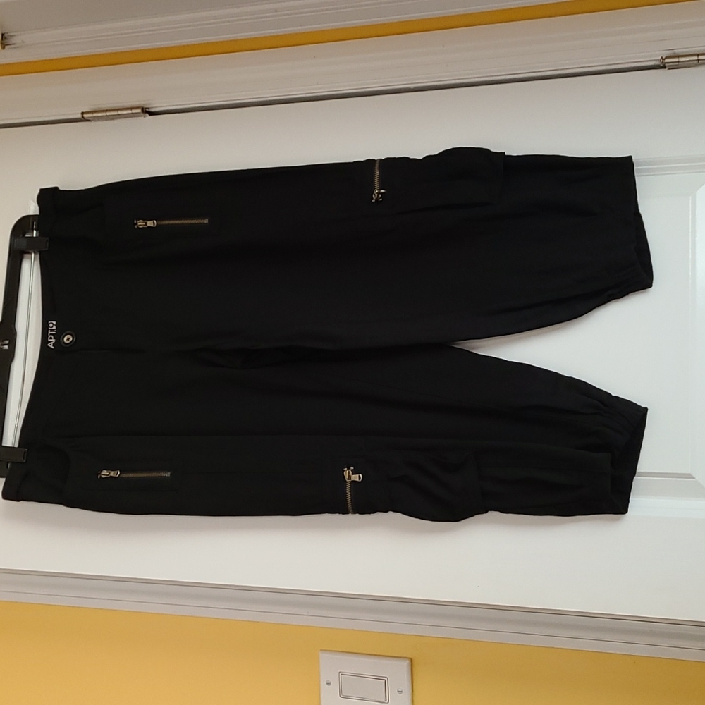 APT. 9 Black Cargo Capris Pants Like New Size 10